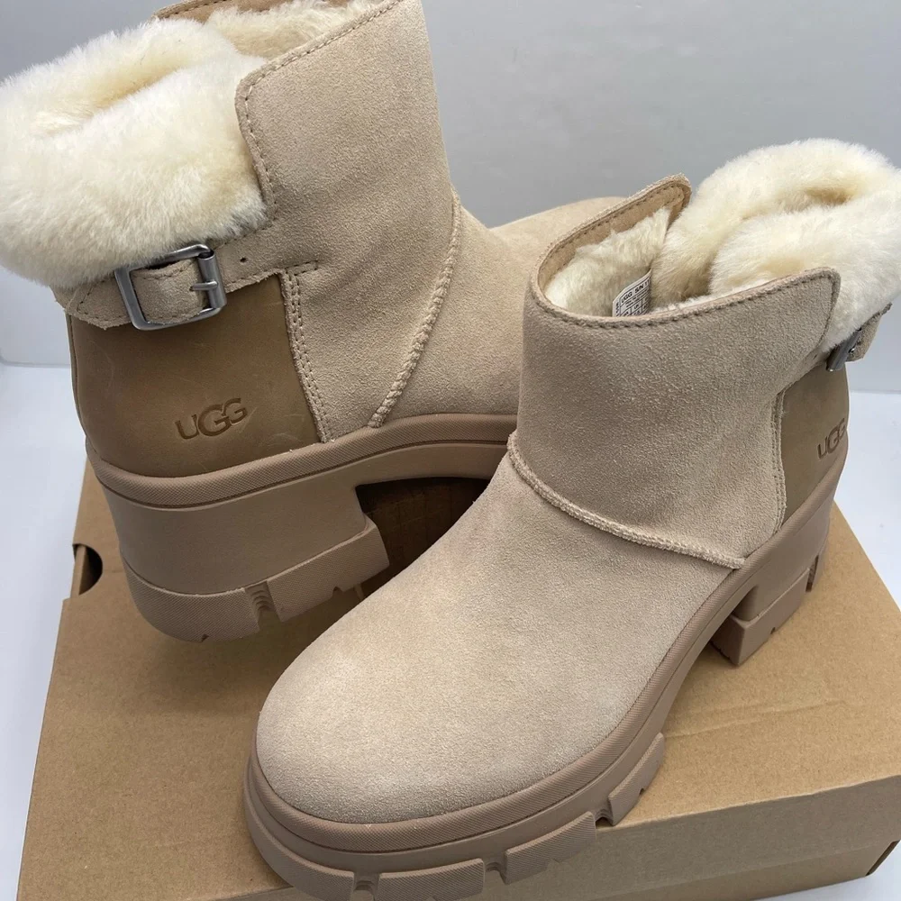 UGG Women's W BROOKLYN BUCKLE PLATFORM HIGH HEELS BOOTS SAND Tan Ankle Boots